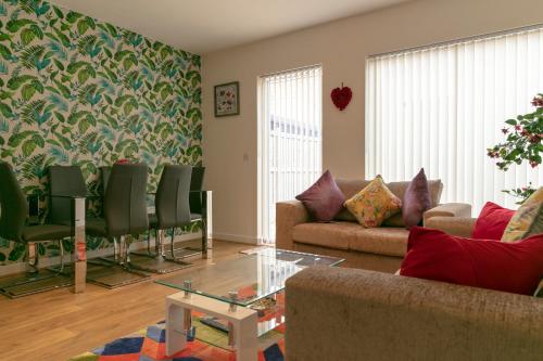 Фотография квартиры Addenbrookes Townhouse with Free Parking - 5 mins walk to Trumpington & Papworth Hospitals & Sleeps 6