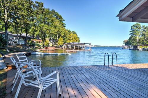 Фотографии гостевого дома
Lake Cabin with Dock in Hot Springs National Park!
