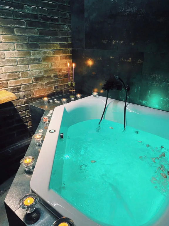 Фотография квартиры Апартаменты Уникальные с Огромной Спа Джакузи на Двоих и Камином в Стиле Лофт