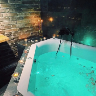 Фотография квартиры Апартаменты Уникальные с Огромной Спа Джакузи на Двоих и Камином в Стиле Лофт