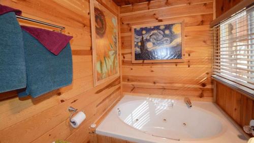 Фотография гостевого дома Cabin Fever - Cozy whirlpool cabin near river & downtown