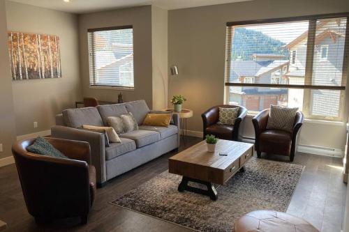 Фотография гостевого дома Spacious Modern Ski-in Ski-out with Hot Tub Townhouse