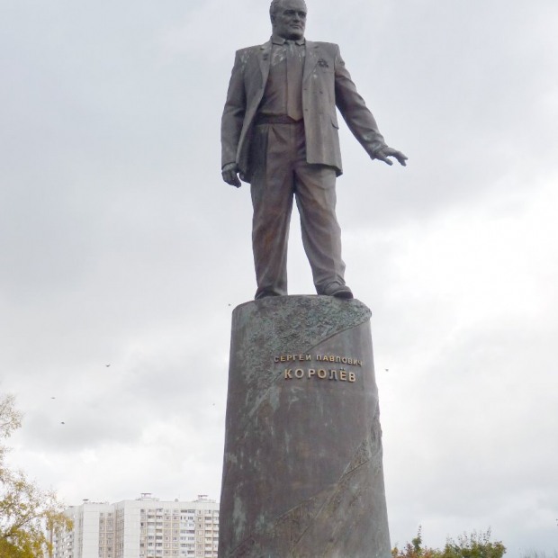 Фотографии памятника 
            Памятник С.П.Королеву