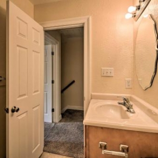 Фотография гостевого дома Gulfport Condo with Balcony - 5 Minute Walk to Beach!