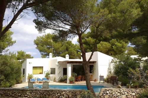 Фотография гостевого дома Villa en Cala Morell con piscina privada en el bosque