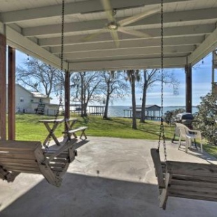 Фотография гостевого дома Lakefront Livingston Retreat with Porch and Kayaks!