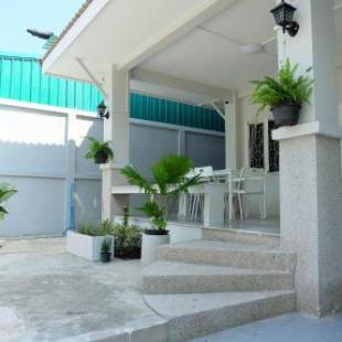 Фотографии гостевого дома
บ้านพักบางแสน บ้านชนัญญา BaanChananya