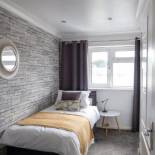 Фотография гостевого дома Dickens House close to Gatwick