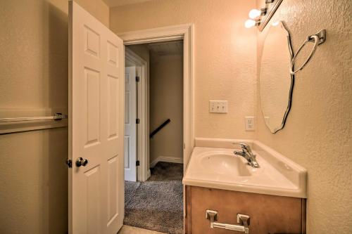 Фотографии гостевого дома
Gulfport Condo with Balcony - 5 Minute Walk to Beach!