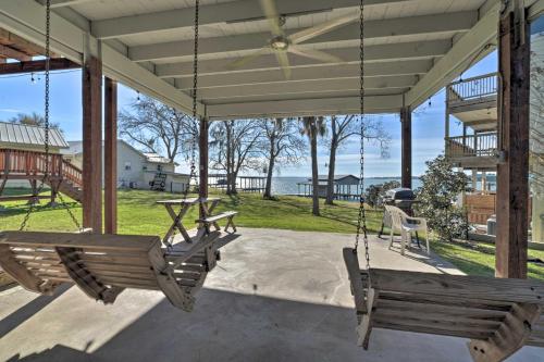 Фотографии гостевого дома 
            Lakefront Livingston Retreat with Porch and Kayaks!