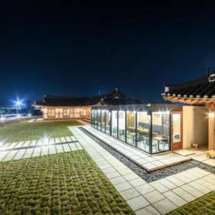 Фотографии гостевого дома 
            Gyeongju Hwarangroo