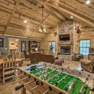 Фотография гостевого дома Lavish Cabin with Hot Tub and Deck Near Broken Bow Lake