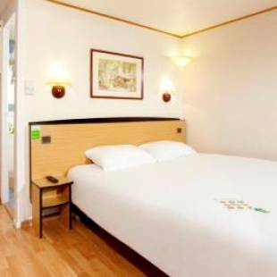 Фотографии гостиницы 
            The Originals City, Hôtel du Lac, La Ferté-Bernard