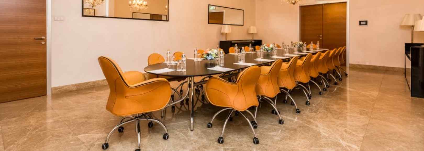 Фотография комнаты для переговоров VIP-переговорная