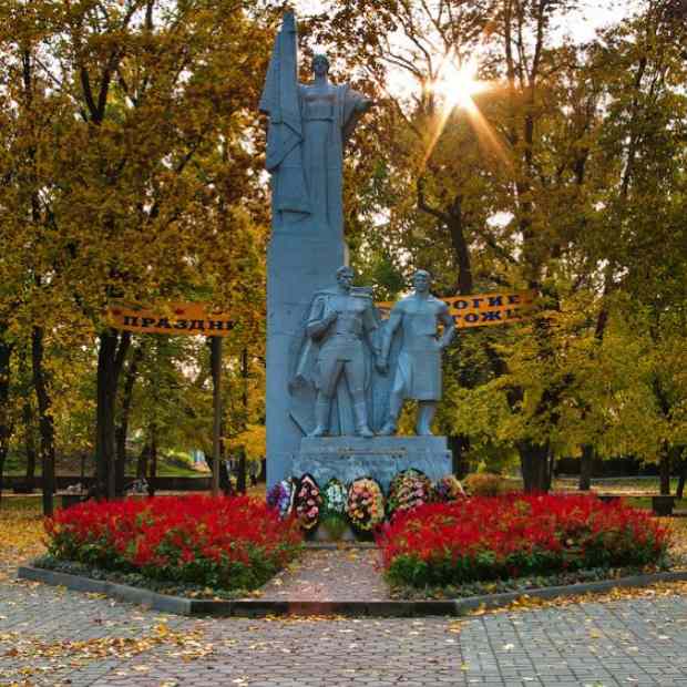 Фотографии памятника 
            Памятник Победы и Аллея героев