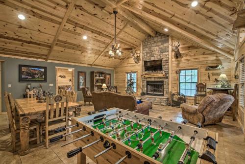 Фотографии гостевого дома 
            Lavish Cabin with Hot Tub and Deck Near Broken Bow Lake