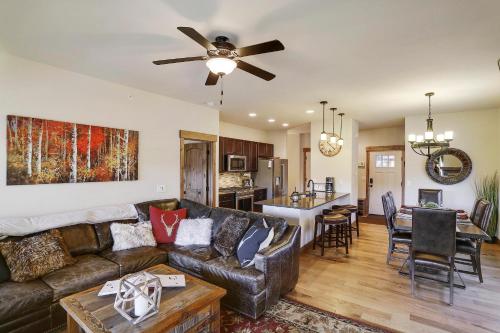 Фотография гостевого дома Luxury Chalet #106 Near Resort With Hot Tub & Great Views - FREE Activities & Equipment Rentals Daily