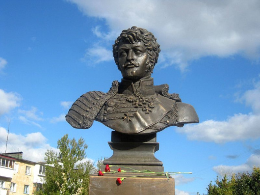 Фотографии памятника 
            Бюст генерал-лейтенанта А.Н. Сеславина