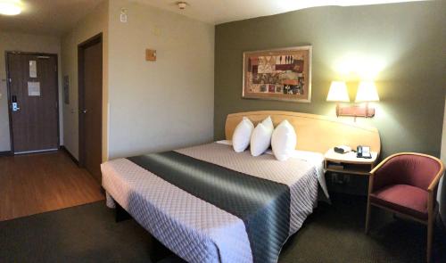 Фотография мотеля HomeTowne Studios & Suites by Red Roof Bentonville