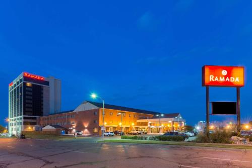 Фотография гостиницы Ramada by Wyndham Topeka Downtown Hotel & Convention Center