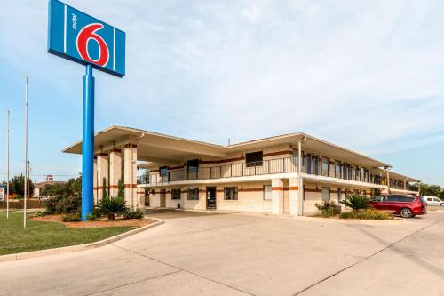 Фотография гостиницы Motel 6-San Antonio, TX - South WW White Rd