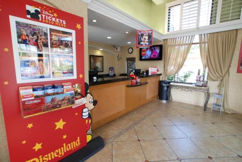 Фотография гостиницы Stanford Inn & Suites Anaheim