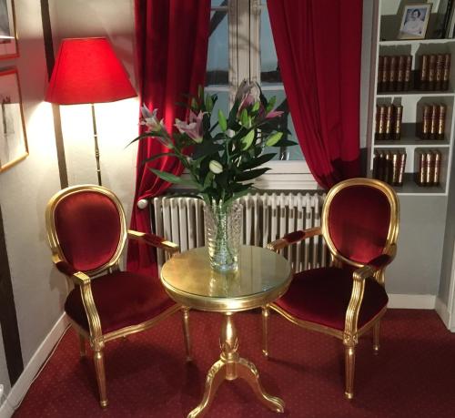 Фотография гостиницы LOGIS Hôtel Du Théâtre