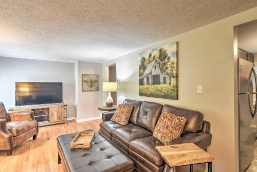 Фотографии гостевого дома 
            Updated Home 1-Block Walk to DT Blowing Rock!