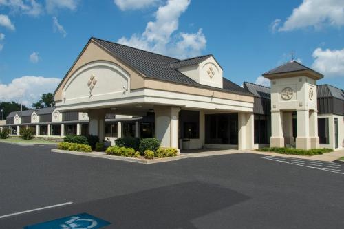 Фотография гостиницы Lamplighter Inn & Suites Pittsburg