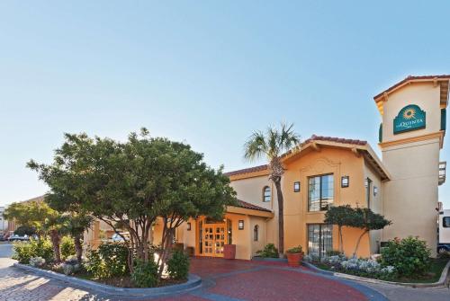 Фотография гостиницы La Quinta Inn by Wyndham San Antonio Market Square