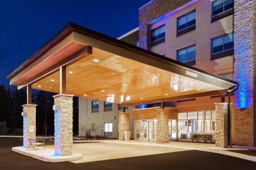 Фотография гостиницы Holiday Inn Express & Suites Chicago North Shore - Niles, an IHG Hotel