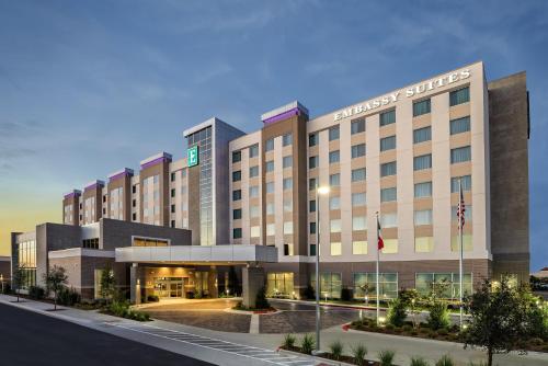 Фотография гостиницы Embassy Suites By Hilton College Station