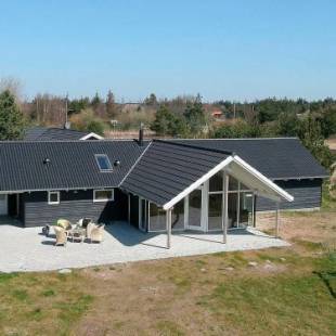 Фотографии гостевого дома
Four-Bedroom Holiday home in Rømø 2