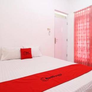 Фотографии гостевого дома
RedDoorz near Terminal Tirtonadi