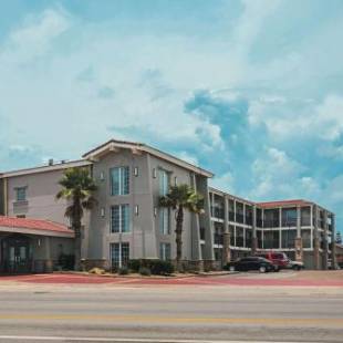 Фотографии гостиницы 
            La Quinta Inn by Wyndham Galveston East Beach