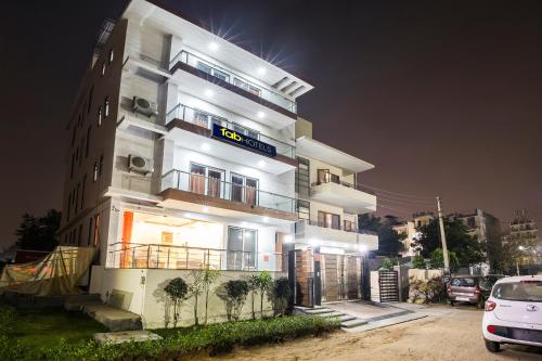 Фотография гостиницы FabHotel NStay Medanta - Fully Vaccinated Staff