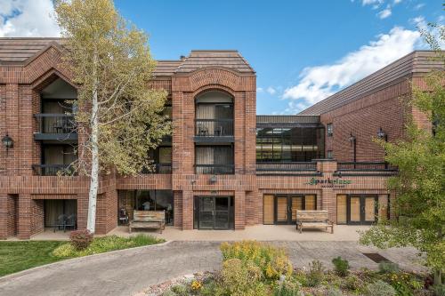 Фотография гостиницы Park Plaza Resort Park City, a Ramada by Wyndham