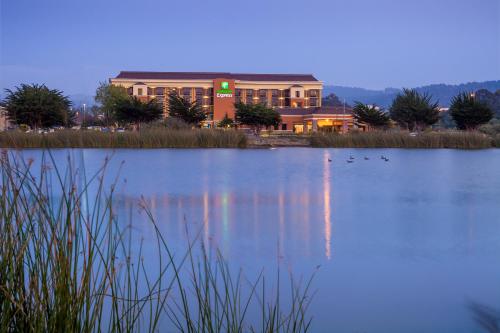 Фотография гостиницы Holiday Inn Express at Monterey Bay, an IHG Hotel