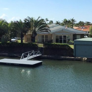 Фотография гостевого дома Ground floor, family unit on the canal with free WIFI!