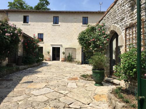 Фотография гостевого дома Logis de La Roche - Niort - Chauray