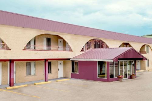 Фотография мотеля Howard Johnson by Wyndham Downtown Kamloops