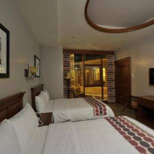 Фотография гостиницы Paragon Hotel and Suites