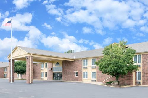 Фотография мотеля Coratel Inn & Suites by Jasper Newton