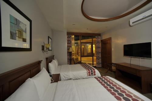 Фотография гостиницы Paragon Hotel and Suites