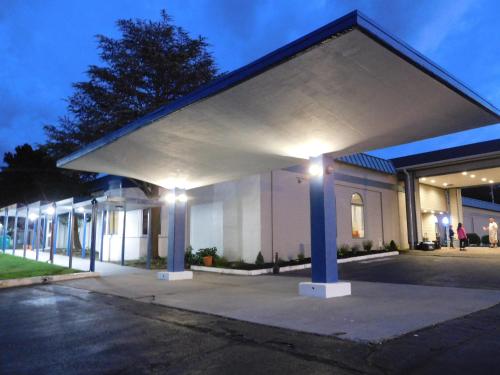 Фотография мотеля Whalers Inn and Suites