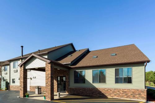 Фотография гостиницы Super 8 by Wyndham DeKalb IL