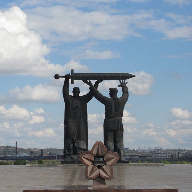 Фотографии памятника 
            Монумент Тыл - фронту 
