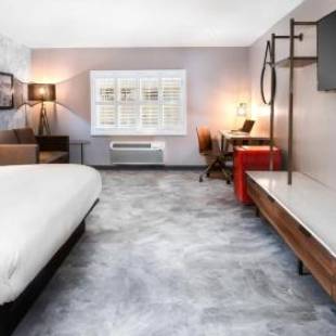 Фотографии гостиницы 
            Hollywood Inn Suites Hotel