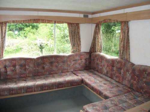 Фотография гостевого дома caravan nestled away amongst trees on edge of farm yard