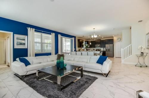 Фотография гостевого дома Elegant Little Lyon w Free Water Park Sleep 19 Guest Next Disney